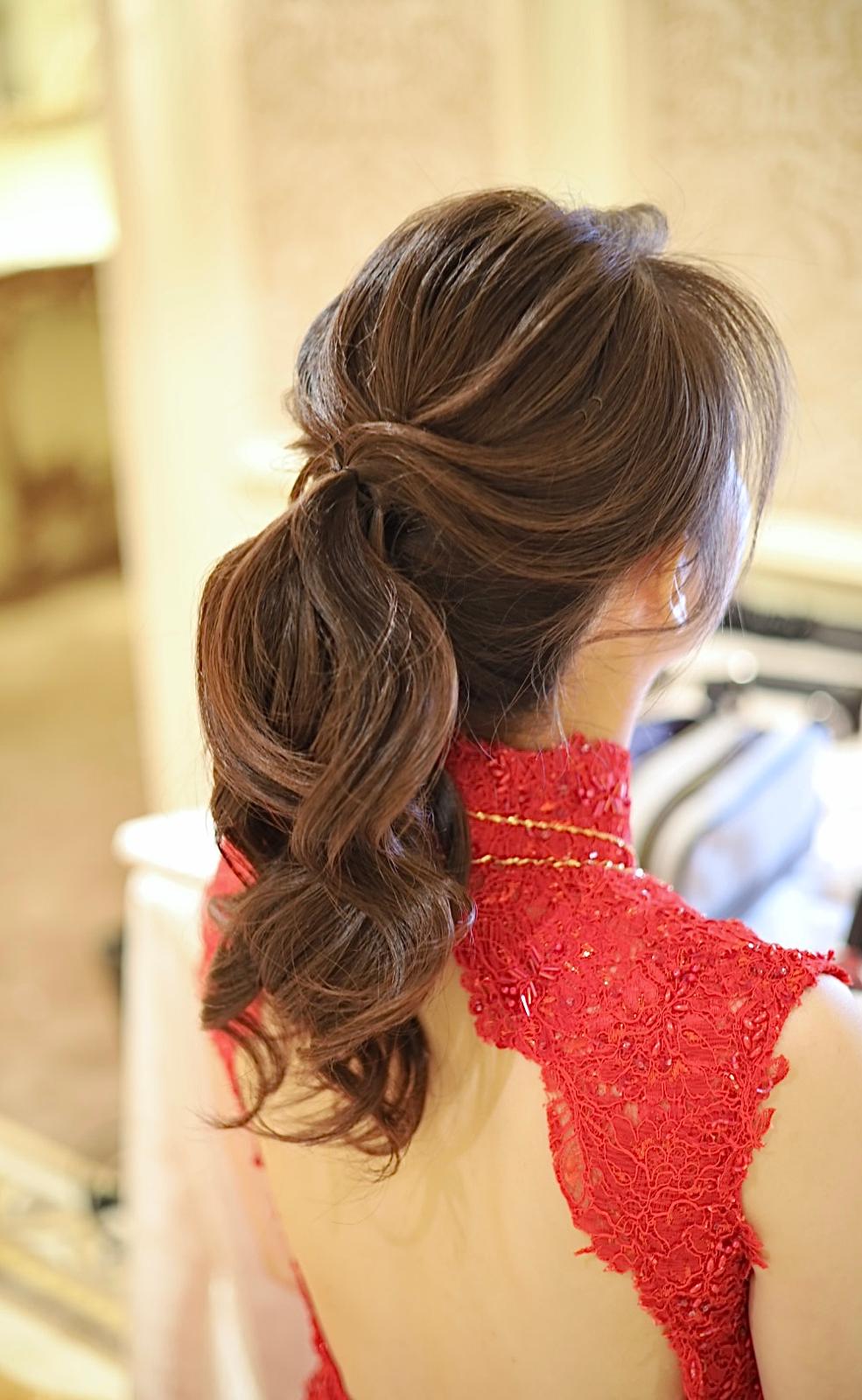 Low curled ponytail updo for a red lace qun kwa, styled by Seoul Magic